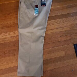 Men’s Wrangler khakis